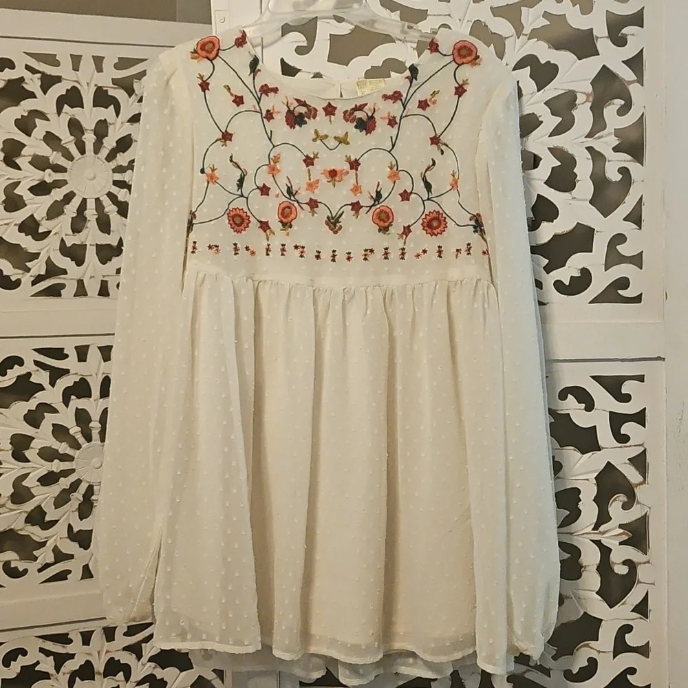 Japna White and Red Puff Sleeve Embroidered Blouse - Picture 4 of 4